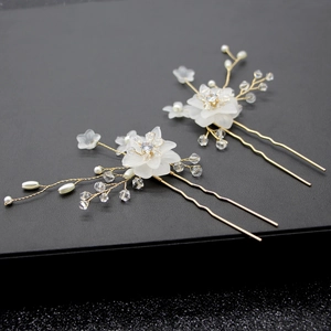 Handgefertigtes Perlen-Blumen-Haarkamm-Set mit Golddraht und weißen Kunstharzblüten