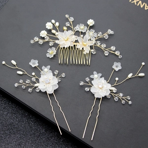 Handgefertigtes Braut-Haarschmuck-Set mit Perlenblumen und Golddraht auf schwarzem Grund
