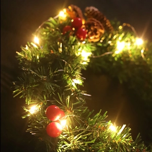 Couronne de Noël en PVC vert avec baies rouges, pommes de pin et lumières LED chaudes