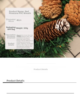 Détail de la couronne de Noël en PVC de 40 cm avec baies rouges et pommes de pin