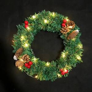 Couronne de Noël en PVC avec baies rouges, pommes de pin et lumières LED blanc chaud