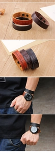 Détail de bracelets en cuir vintage avec gaufrage battement de cœur et boutons-pression