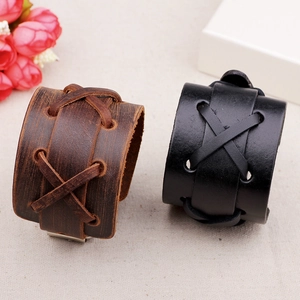 Bracelets punk en cuir tressé pour hommes en marron et noir sur lin naturel