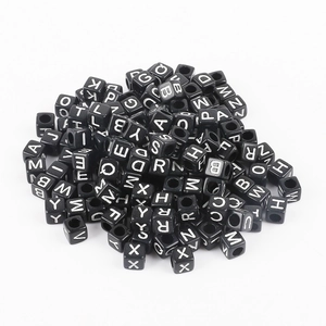 Schwarze quadratische Acryl-Buchstabenperlen mit weißen Buchstaben für DIY Schmuck