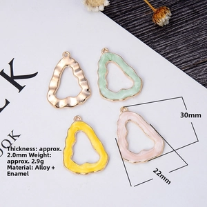 Detailed view of organic drop shape charms with 30x22mm dimensions and 2.0mm thickness