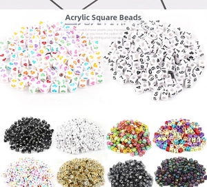 Makroaufnahme bunter Acryl-Buchstaben und Zahlenperlen für DIY-Schmuckherstellung