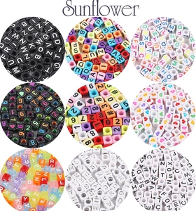 Detailliertes Raster mit bunten Acryl-Alphabet- und Zahlenperlen für DIY-Handwerk