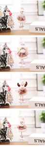 Detailaufnahmen von rosa Plüsch-Weihnachtsanhängern mit Weihnachtsmann, Engel und Rentier