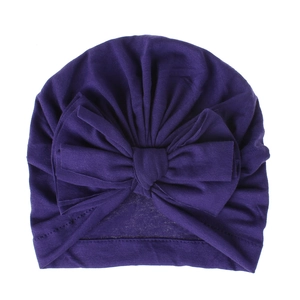 Turbante viola per neonati con un grande fiocco decorativo e tessuto in cotone a maglia