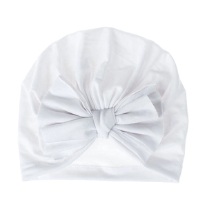 Dettaglio di un cappello a turbante bianco per neonati in cotone con un grande fiocco morbido