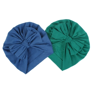 Dettaglio di cappelli turbante per neonati in cotone a maglia blu e verde con fiocchi