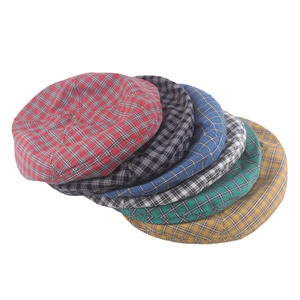 Bérets à carreaux classiques pour femmes disponibles en six couleurs sur fond blanc