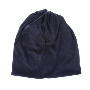 Dettaglio del cappello in maglia blu scuro che mostra la trama flessibile in cotone elasticizzato