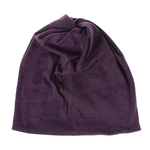 Dettaglio del tessuto in maglia viola e della consistenza del cappello a cuffia