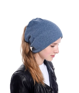 Dettaglio del berretto in maglia blu con texture spessa e vestibilità casual street style