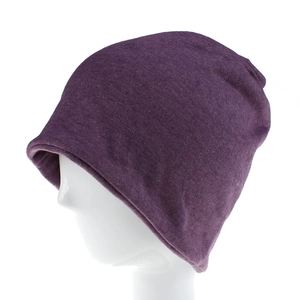 Dettaglio del berretto in maglia viola su manichino che mostra la morbida texture
