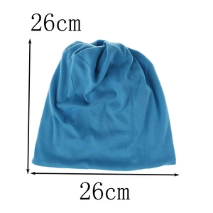 Dettaglio del berretto in maglia celeste con indicazione delle dimensioni di 26 cm