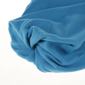 Dettaglio del tessuto blu reale del cappello a coda di cavallo con design a nodo torto
