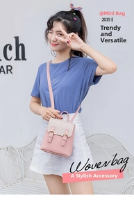 Détail d'un mini sac à dos rose et beige avec boucle dorée porté par un mannequin