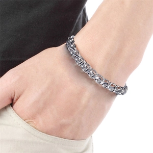 Herren-Armband aus Titanstahl mit gewebter Korbkette in Silberoptik am Handgelenk