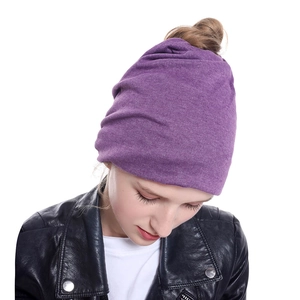 Berretto da donna in maglia viola con apertura per coda di cavallo in stile streetwear