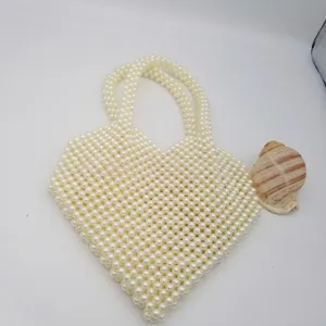 Borsa a mano in perle fatta a mano a forma di cuore con doppio manico stile vintage