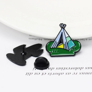 Broche en émail coloré en forme de tipi avec base en métal et fermoir de sécurité