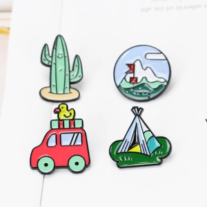 Lot de 4 épinglettes en émail colorées motif cactus, montagne, voiture et tente