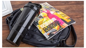 Détail du shaker noir BANTIN avec poignée de transport posé sur un sac de sport chic