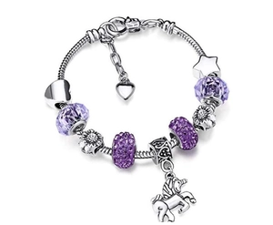 Detail eines DIY-Bettelarmbands mit lila Kristallen und silbernen Einhorn-Anhängern