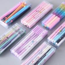 Dettaglio di vari set di penne luminose creative in scatole di plastica trasparente