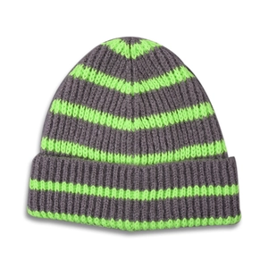 Bonnet en tricot rayé pour enfant vert fluo et gris avec un large bord replié