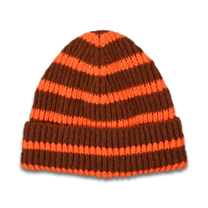 Bonnet en maille rayé pour enfants avec motif marron et orange vif en tricot côtelé