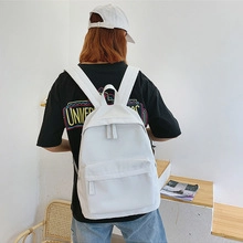 Zaino casual in tela bianca da donna, borsa elegante e pratica con tasca frontale comoda.