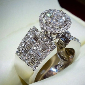 Luxuriöser Damenring mit Zirkonia, platiniertem Kupfer und rundum gefassten Schmucksteinen
