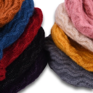 Bonnet en maille épaisse en plusieurs couleurs avec motif côtelé et texture chaude en laine