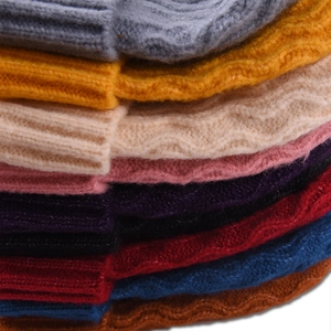 Bonnet en maille côtelée classique pour l'hiver en plusieurs couleurs unies et épais