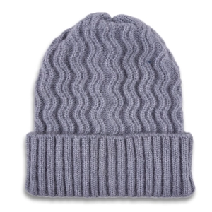 Bonnet en maille grise avec texture ondulée et bord large plié pour l'hiver au chaud