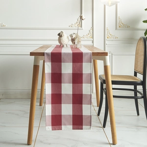 Noorse kersttafelloper met rood en wit ruitjespatroon op houten eettafel