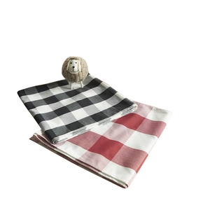 Noordse kersttafelloper set met rood en zwart ruitpatroon en feestelijke decoraties