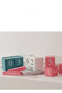 Detail van de Scandinavische houten eeuwige kalender met maand en getallen