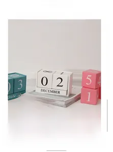 Detail van een Scandinavische houten eeuwige kalender met pastelblokken en datumweergave