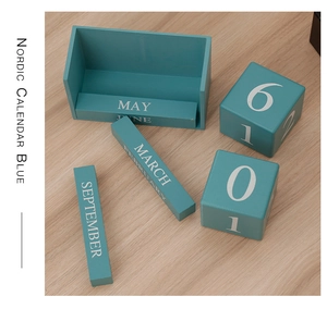 Détail du calendrier nordique bleu en bois montrant les barres des mois et dates