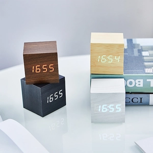 Sveglie digitali a LED cubiche in legno con finiture scure, nere, chiare e bianche