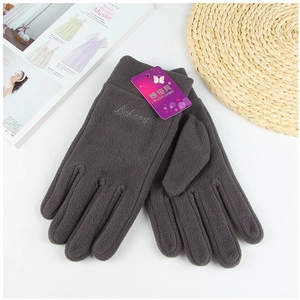 Gros plan de gants d'hiver en polaire gris foncé avec broderie et texture épaisse