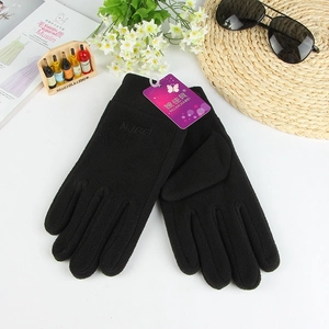 Détail de gants d'hiver en polaire noire avec gaufrage NJBE sur un fond décoratif