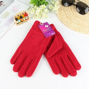 Gros plan de gants d'hiver rouges en polaire avec broderie NJBEI et étiquettes de marque
