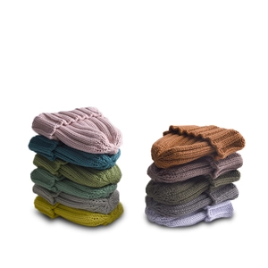 Berretti in maglia spessa per bambini in vari colori con design classico a risvolto