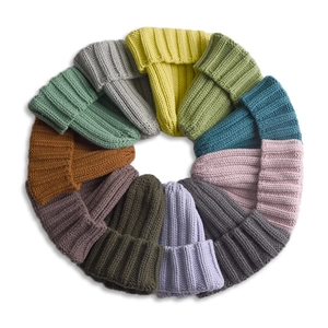 Berretti in maglia per bambini in diversi colori con design a costine risvoltato