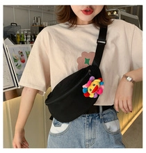 Borsa a tracolla in tela nera da donna borsa da petto casual con simpatico ciondolo a fiore